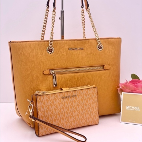 Michael Kors Medium
Tote Bag
Leather and DoubleZip
Wallet Set HONEYCOMB - Picture 4 of 14